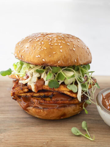 Toasted bun stuffed with a thick layer of thinly sliced BBQ tofu and creamy vegan coleslaw.